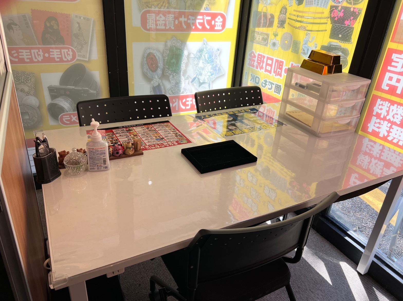 おたからや関屋駅前北口店内観